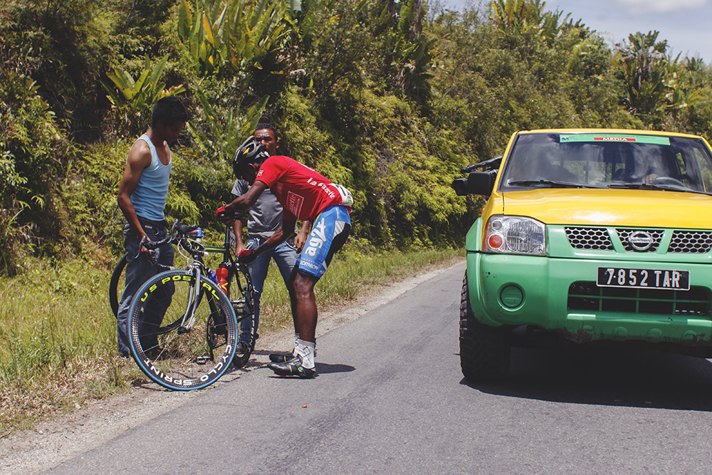 Crevaison et changement de roue sur le tour cycliste de Madagascar